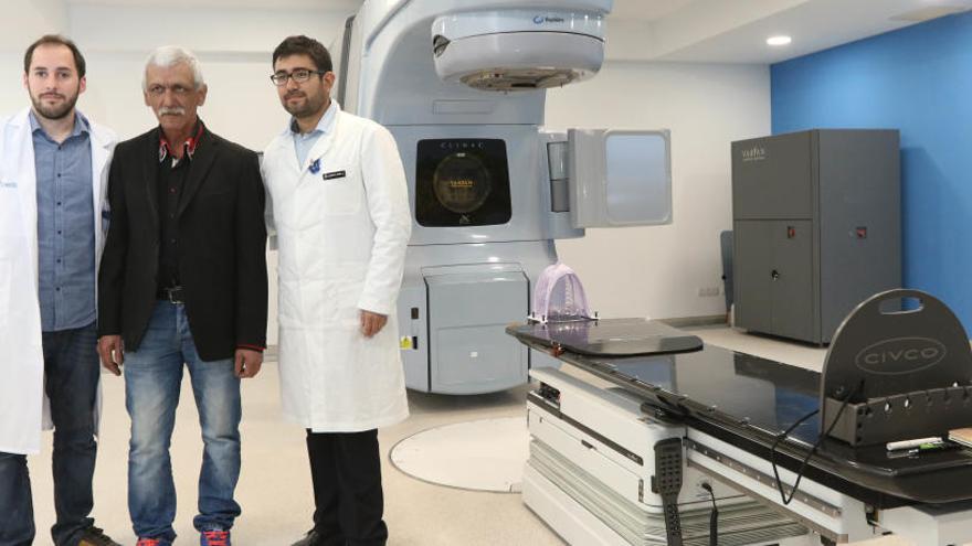 Jorge Sánchez (en el centro), con Pedro Mateos y Berto Noé en la sala de radioterapia