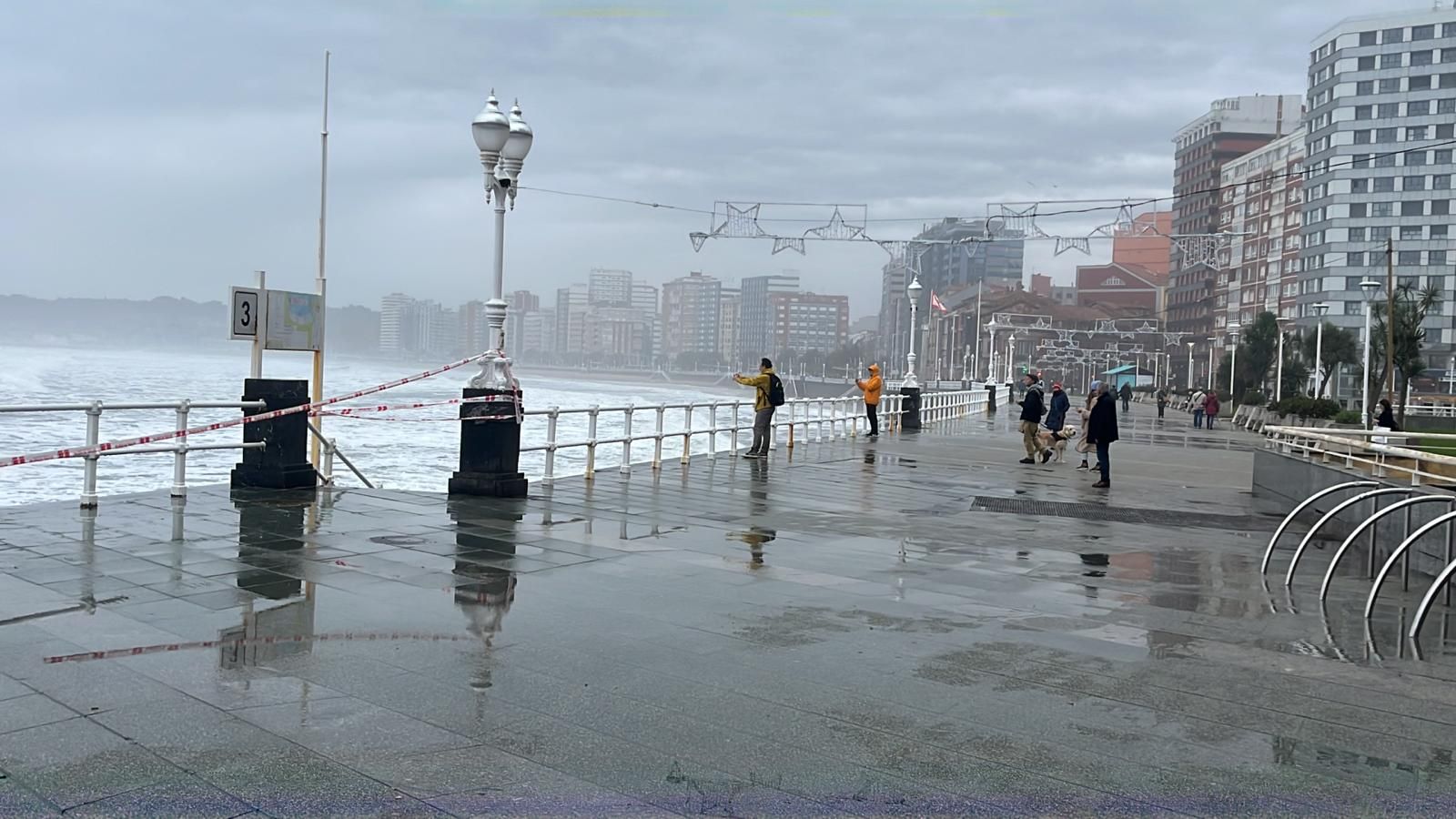 El oleaje sigue azotando la costa de Gijón