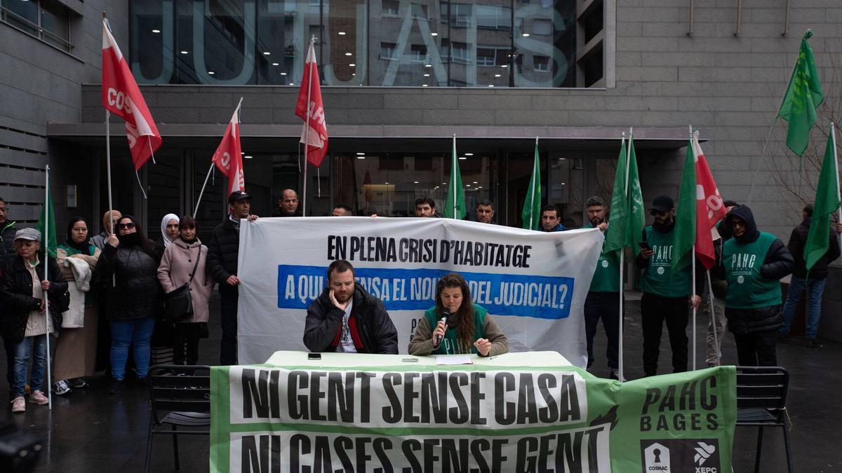 Roda de premsa de la PAHC Bages per alertar d'una actuació "més agressiva" de jutjats i policia en els desnonaments