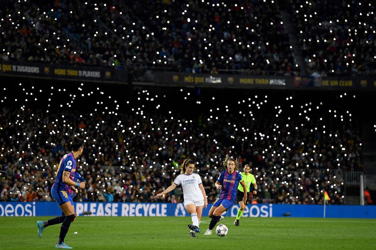 La grada del Camp Nou llena de luces de los móviles