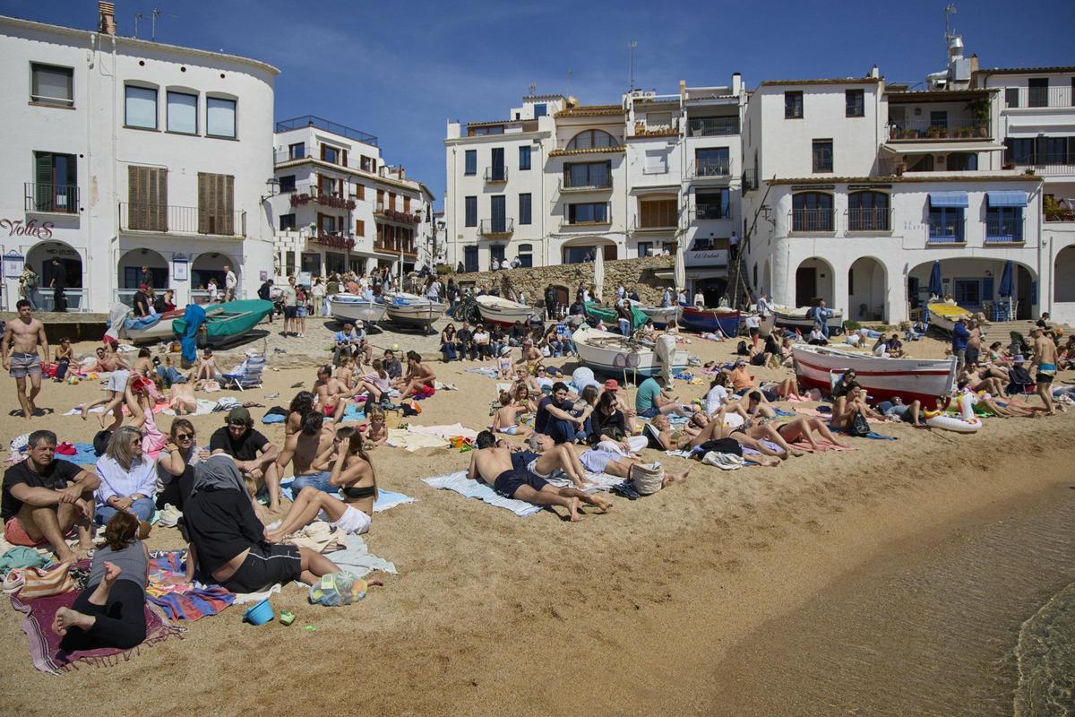 Ambient a la platja en un diumenge de calor a Calella de Palafrugell durant la Semana Santa.