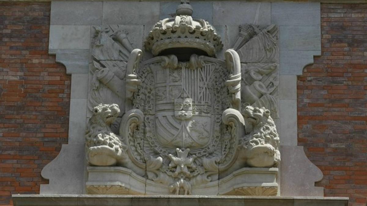 Escudo de Felipe V en la fachada principal del Parlament.