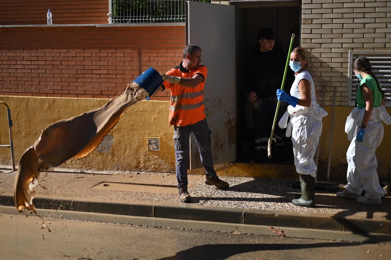 Los vecinos de Cuarte, María de Huerva y Cadrete siguen limpiando el barro