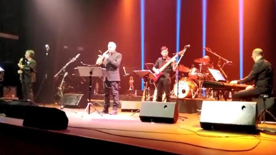 Carlos Barruso recibe el cariño del público en su concierto de despedida