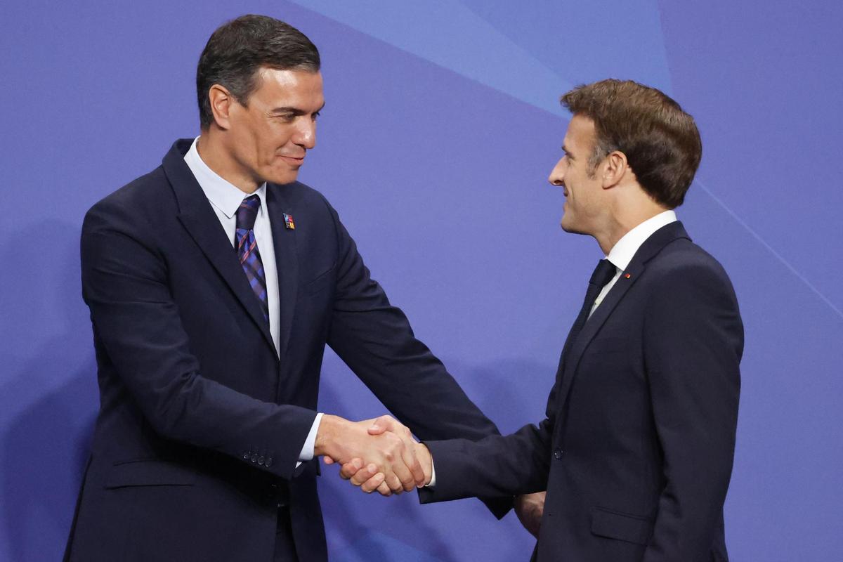 MADRID, 29/06/2022.- El presidente del Gobierno, Pedro Sánchez (i), saluda al presidente francés, Emmanuel Macron, antes de la foto oficial durante la primera jornada de la cumbre de la OTAN que se celebra este miércoles en el recinto de Ifema, en Madrid. EFE/Brais Lorenzo