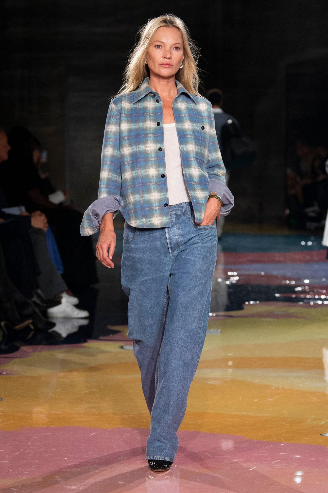 kate moss en el desfile primavera verano 2023 de bottega veneta