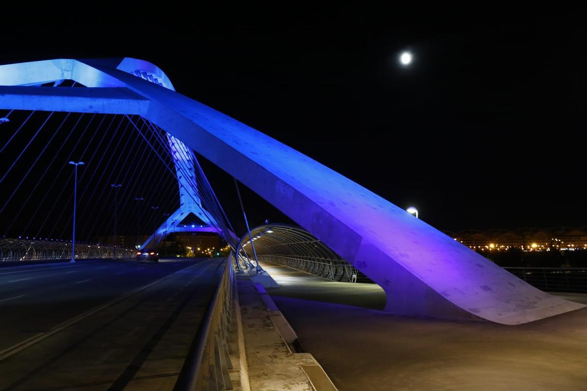 En imágenes | El puente del Tercer Milenio estrena iluminación