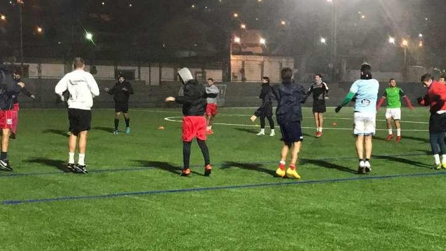 Los jugadores del equipo senior del Erizana estrenaron ayer el campo reformado para entrenarse.