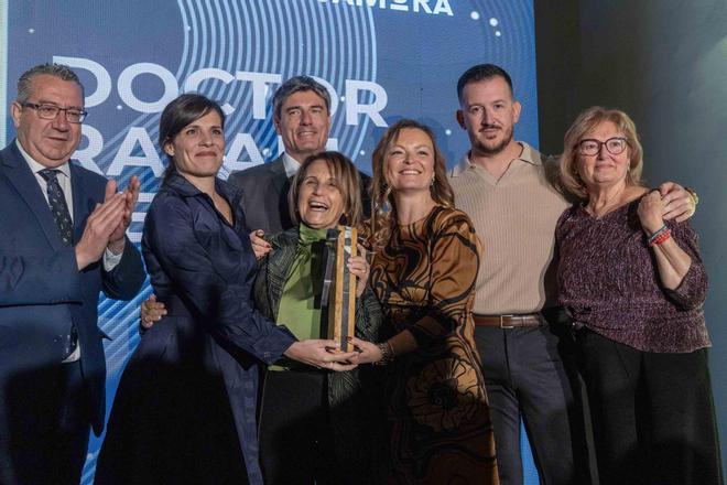 Emotiva Entrega en La Vila Joiosa del Premio Joaquín Rocamora al doctor Rafael Bernabeu