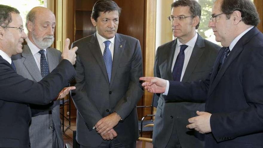 Gomes, por la izquierda, Saraiva, Fernández, Feijóo y Herrera, ayer, en Oporto. // Lavandeira Jr/Efe