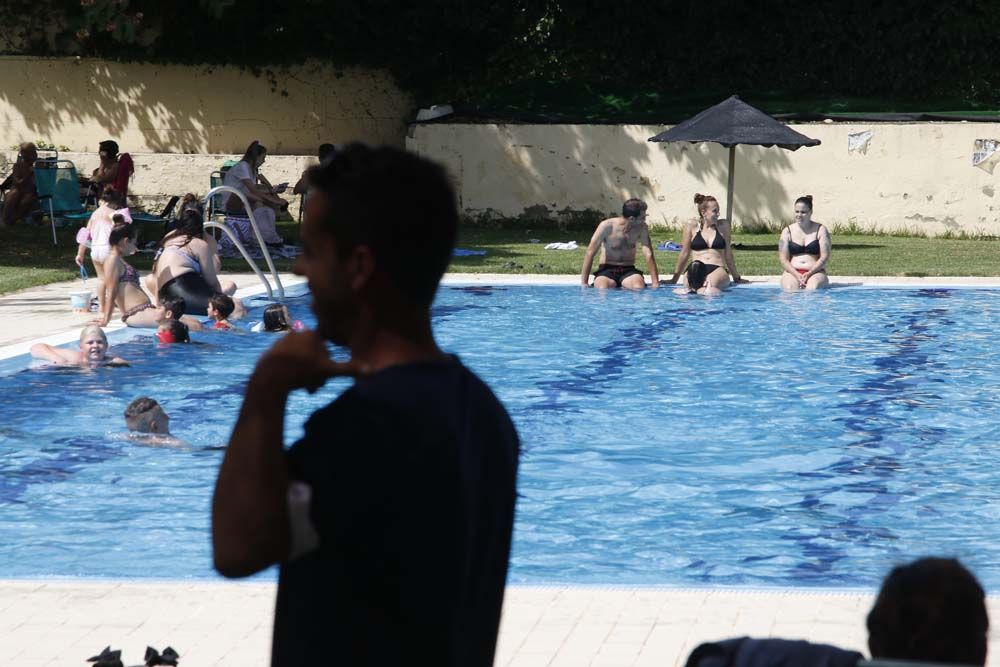 Apertura de la temporada de baños en la piscina de la calle Torremolinos