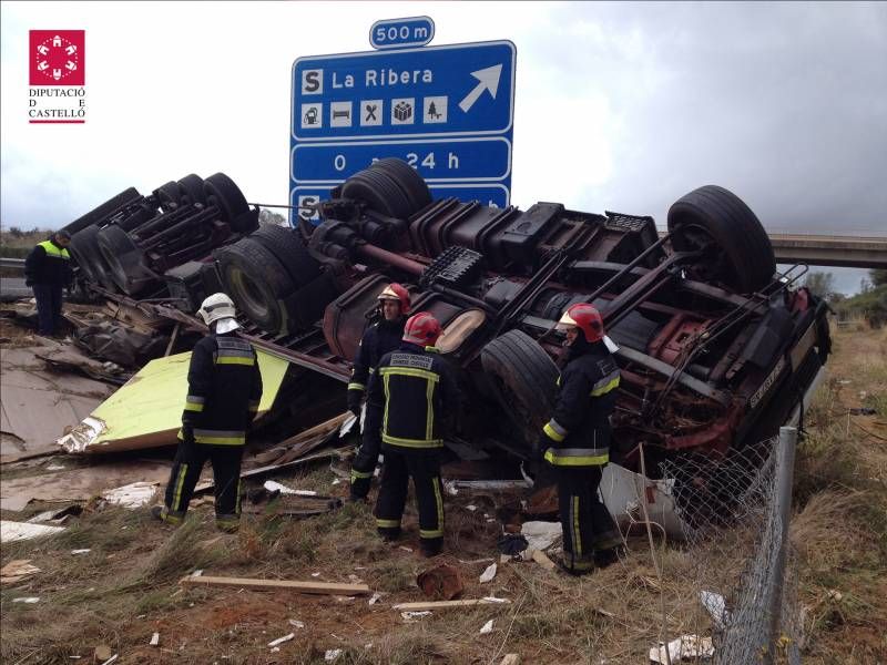 Galería de fotos -- Accidente de tráfico en la AP7 en termino municipal de Cabanes