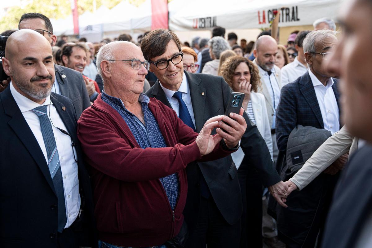 El president Illa, haciéndose un 'selfie' con un ciudadano en Sant Jordi