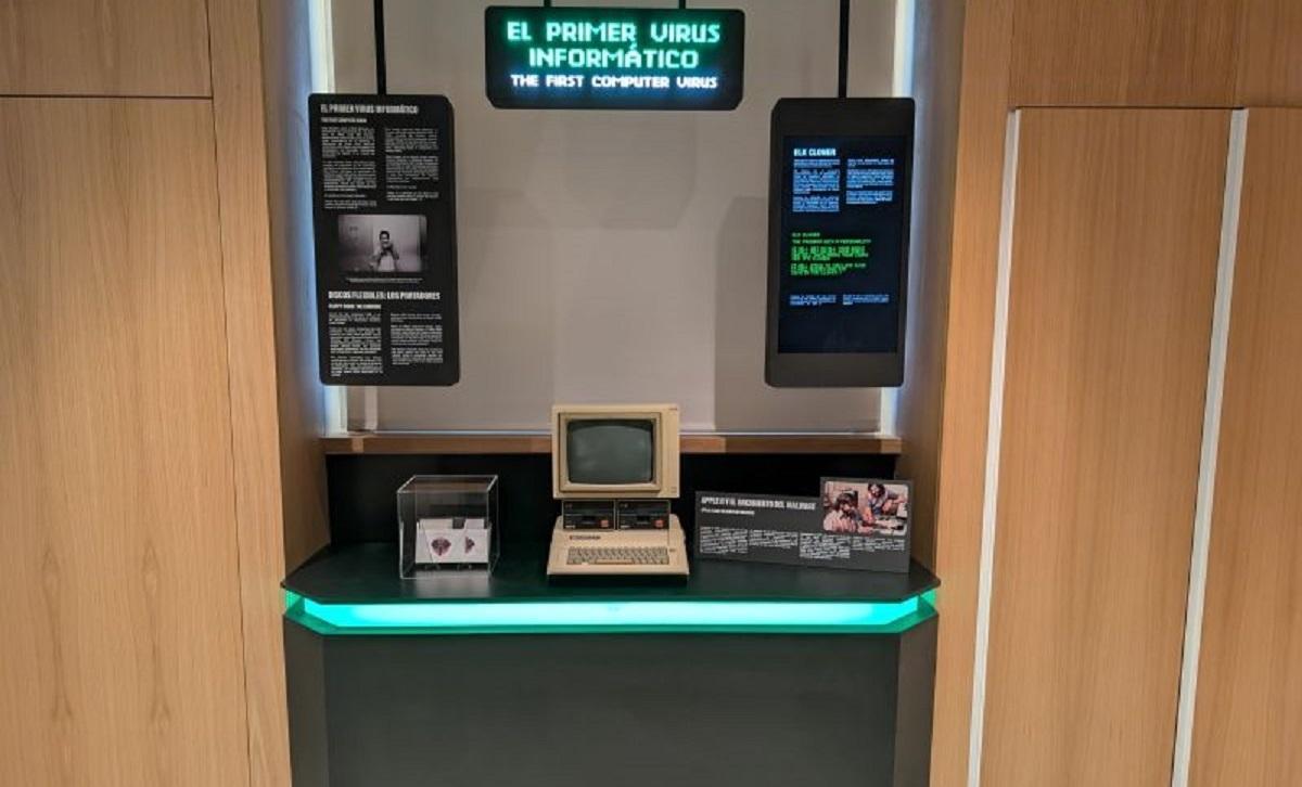 El expositor sobre el primer virus de la historia, en el centro de ciberseguridad de Google en Málaga.
