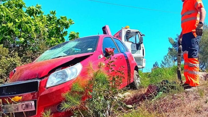 Un coche se sale de la vía en la carretera de Sant Joan