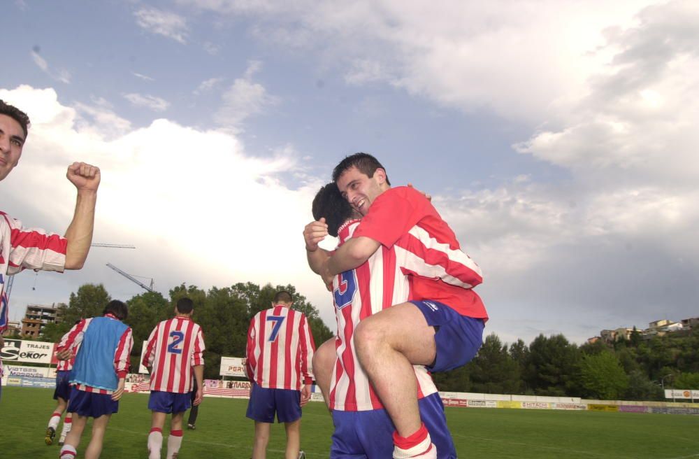 Joc i alegria del jugadors del CE Manresa per l''ascens de categoria la temporada 2000-2001