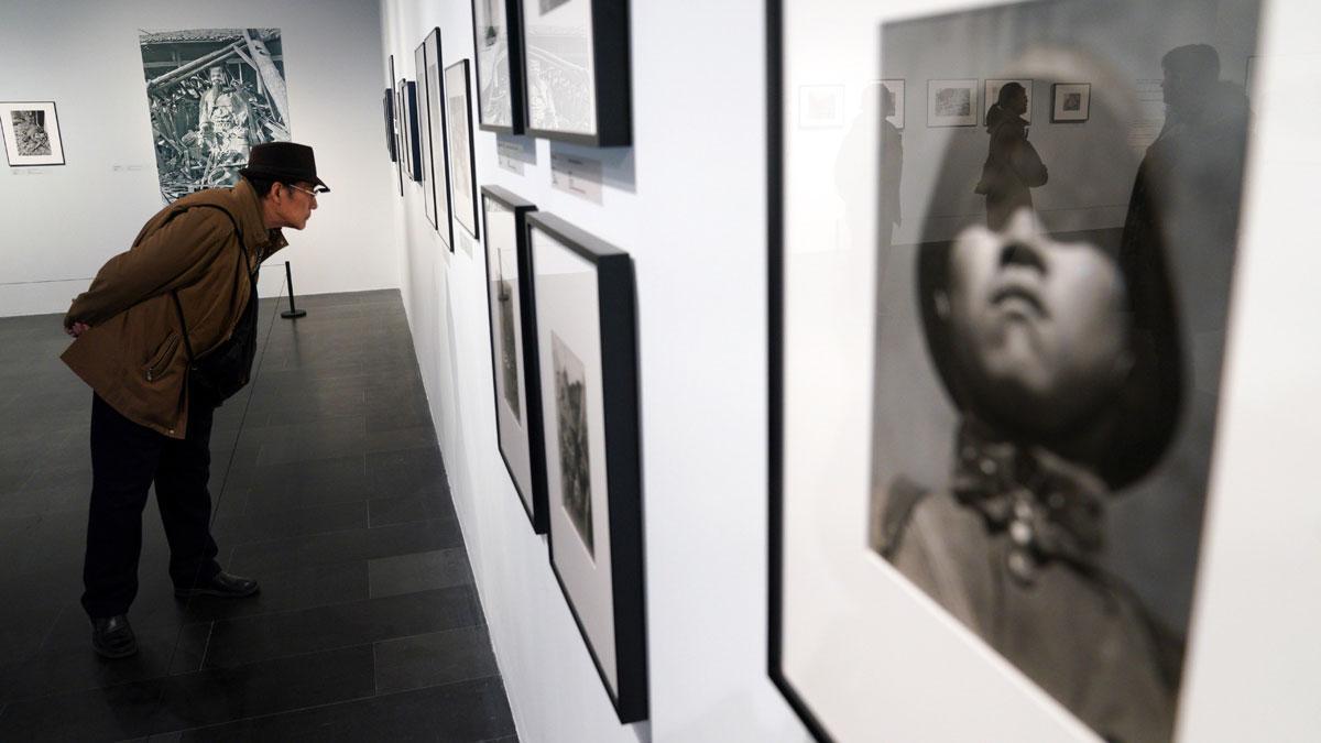 Históricas imágenes de Robert Capa se exponen en una muestra en Pekín.