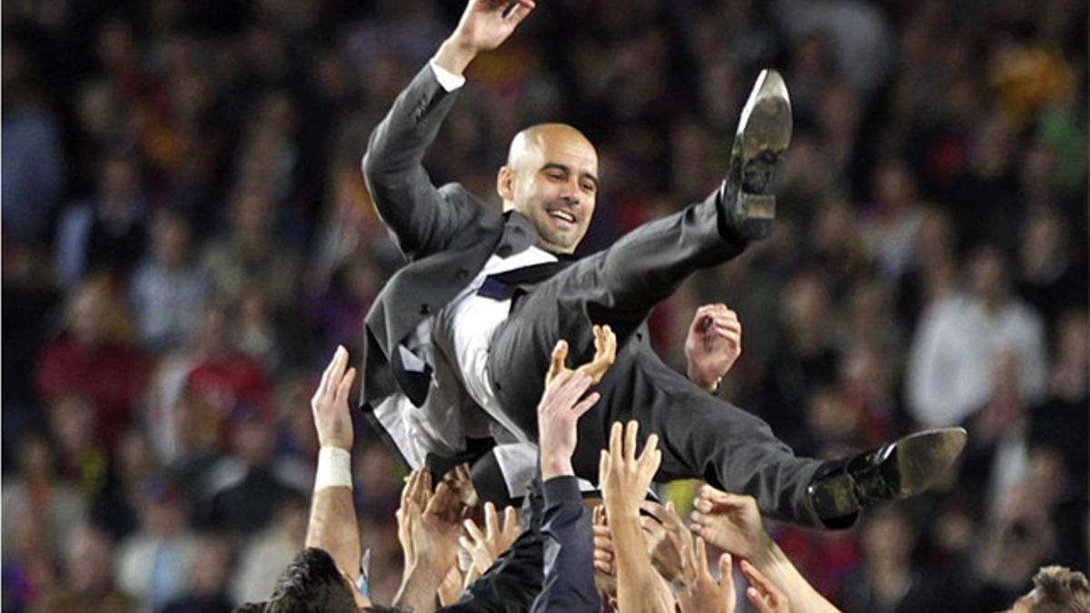 Una imagen habitual de aquella época: Guardiola manteado por sus jugadores