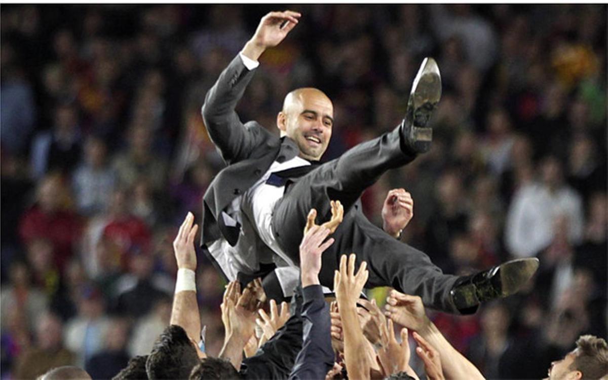 Una imagen habitual de aquella época: Guardiola manteado por sus jugadores