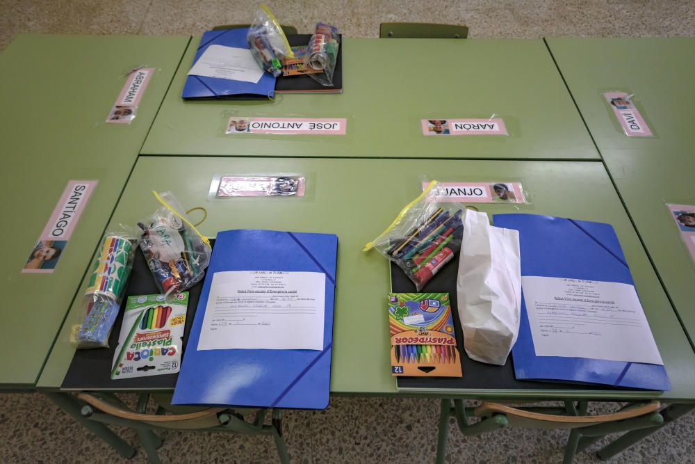 El colegio Anselm Turmeda entrega material escolar y alimentos a las familias de sus alumnos