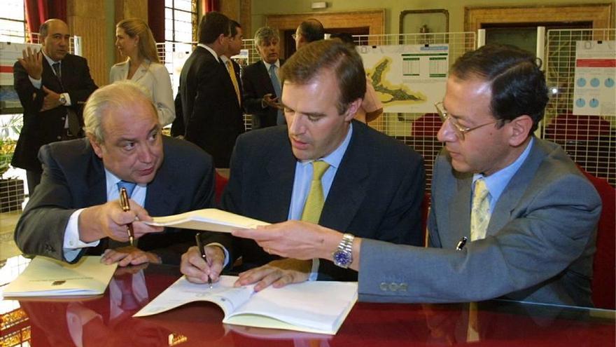 Samper, Romeu y Cámara durante la firma del proyecto del convenio urbanístico para el nuevo estadio.