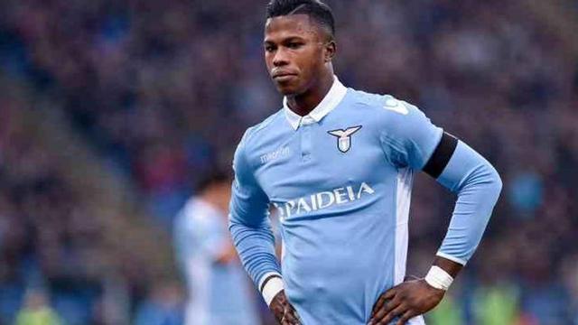 Keita Baldé, rere les passes de José Parra i Martí Vergés