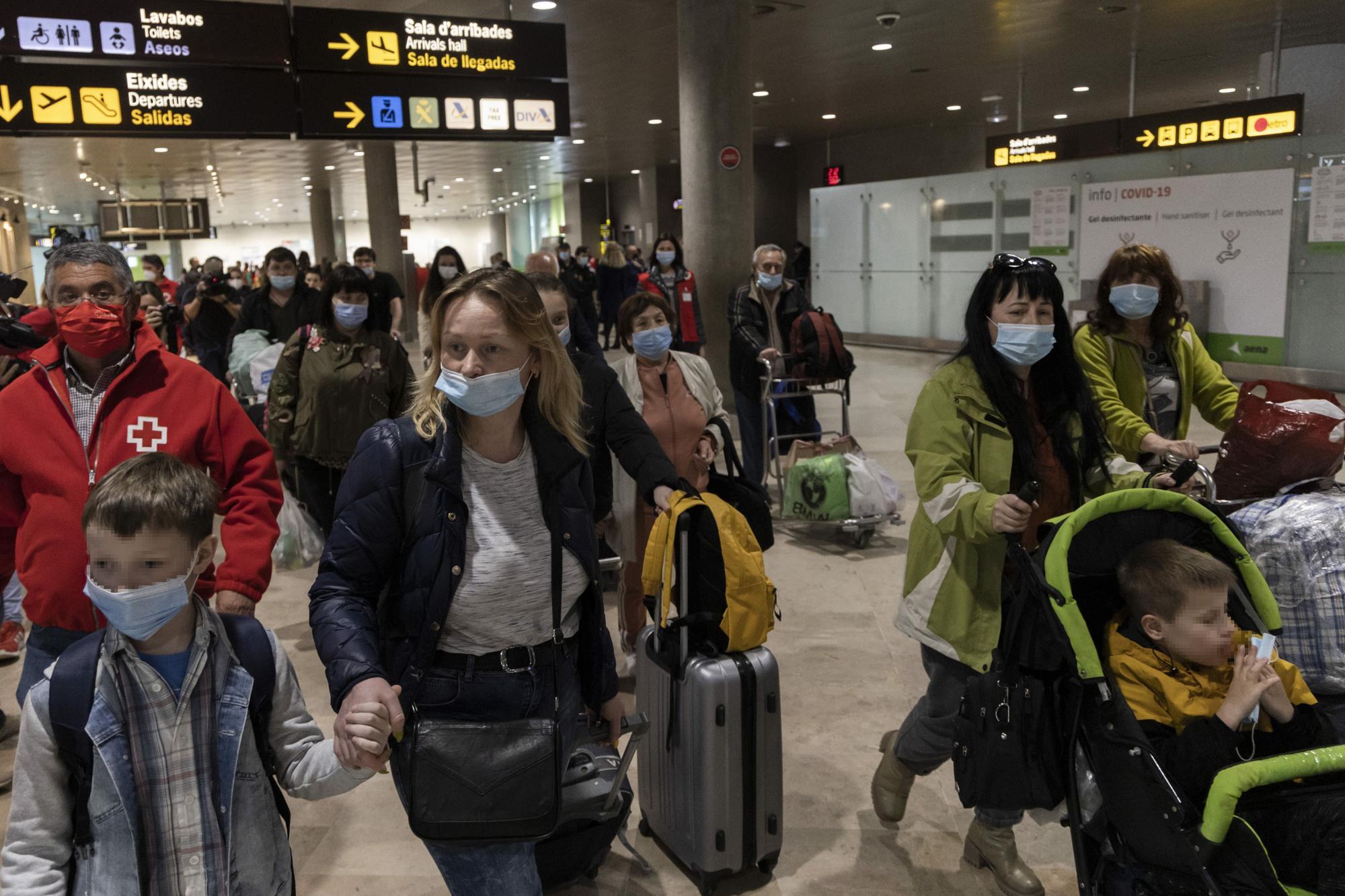 Llega a València un avión con 14 menores ucranianos con discapacidad