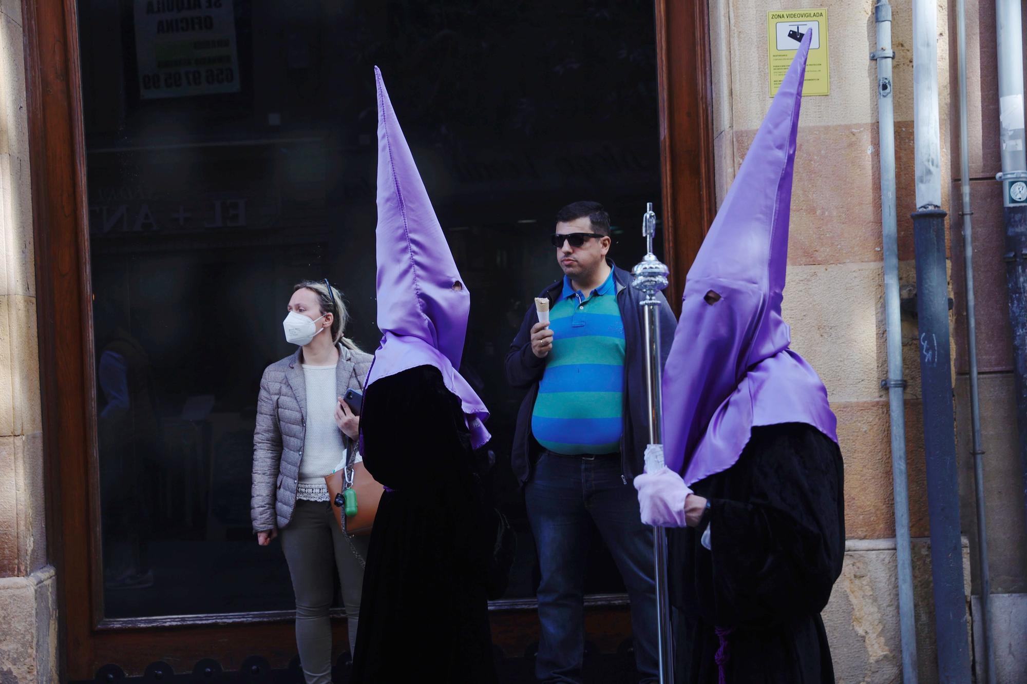 EN IMÁGENES: Así fue la procesión de la Soledad en la Semana Santa de Oviedo