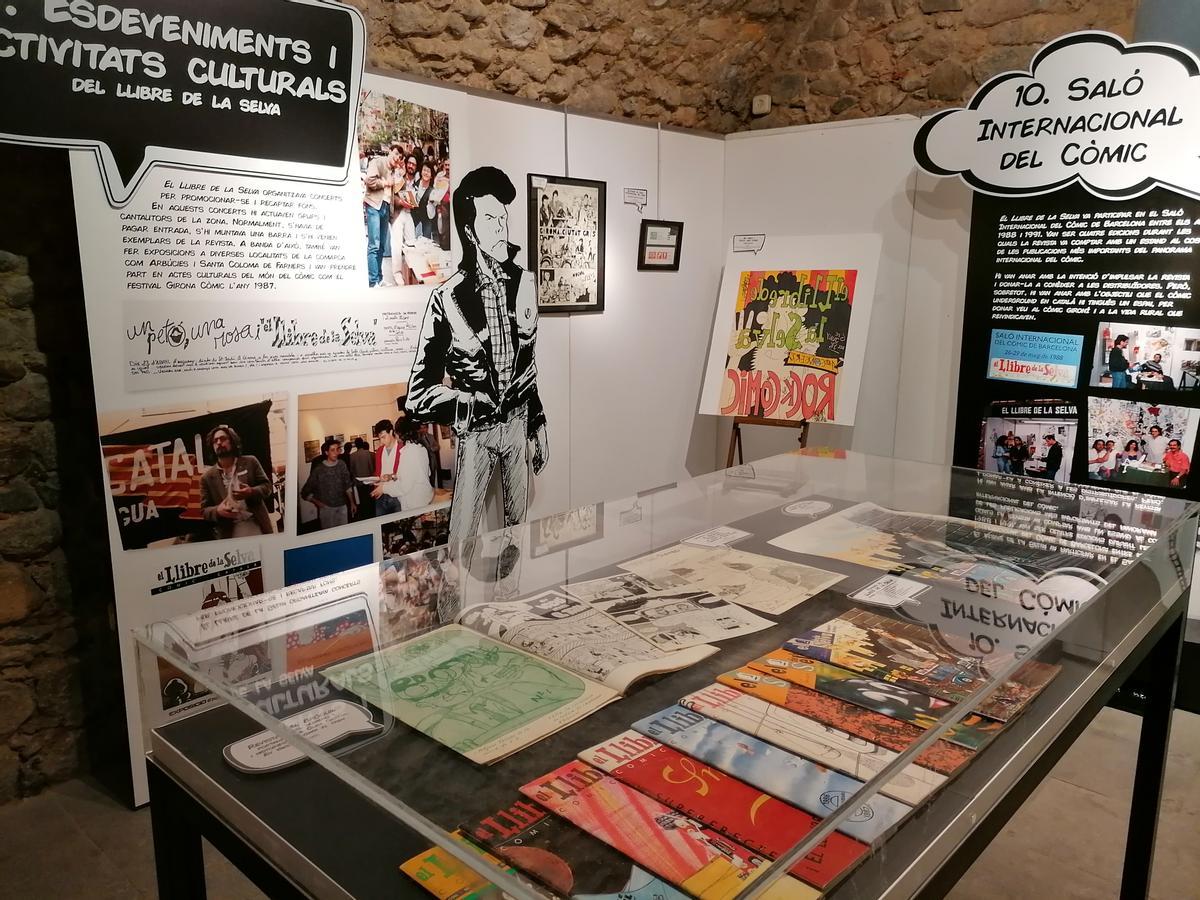 Alguns dels plafons i materials de la mostra sobre el còmic que es va publicar als anys 80