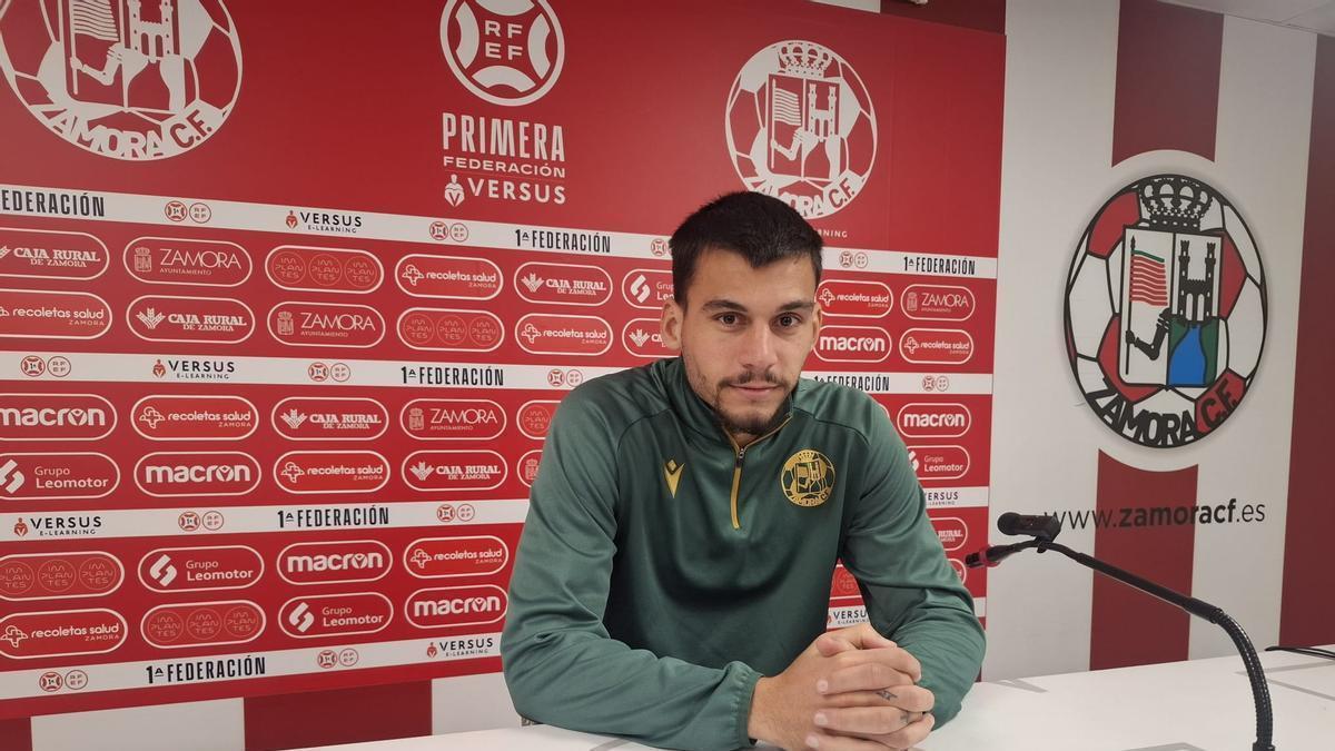 Mario García, jugador del Zamora CF, en la sala de prensa del Ruta de la Plata