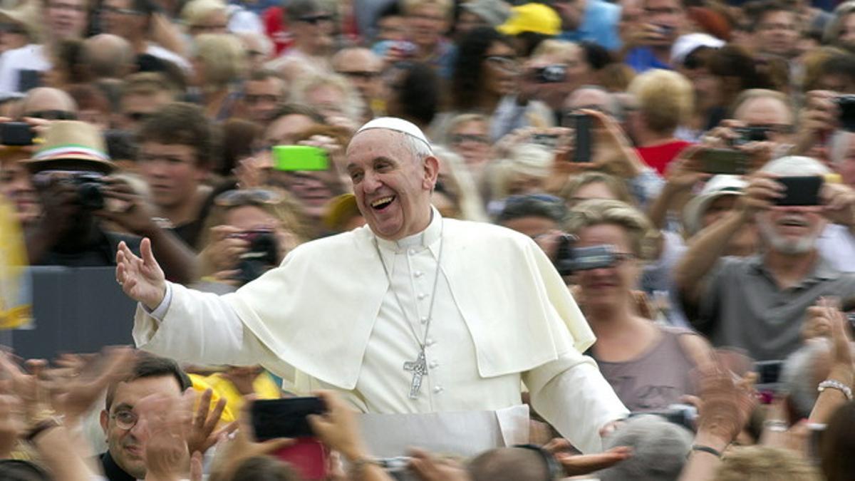 El papa Francisco saluda a los fieles durante su audiencia general en la plaza de San Pedro en el Vaticano.