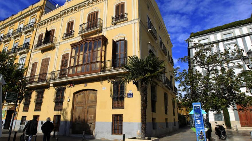 El edificio está en la calle Batlia, esquina con la Virgen.