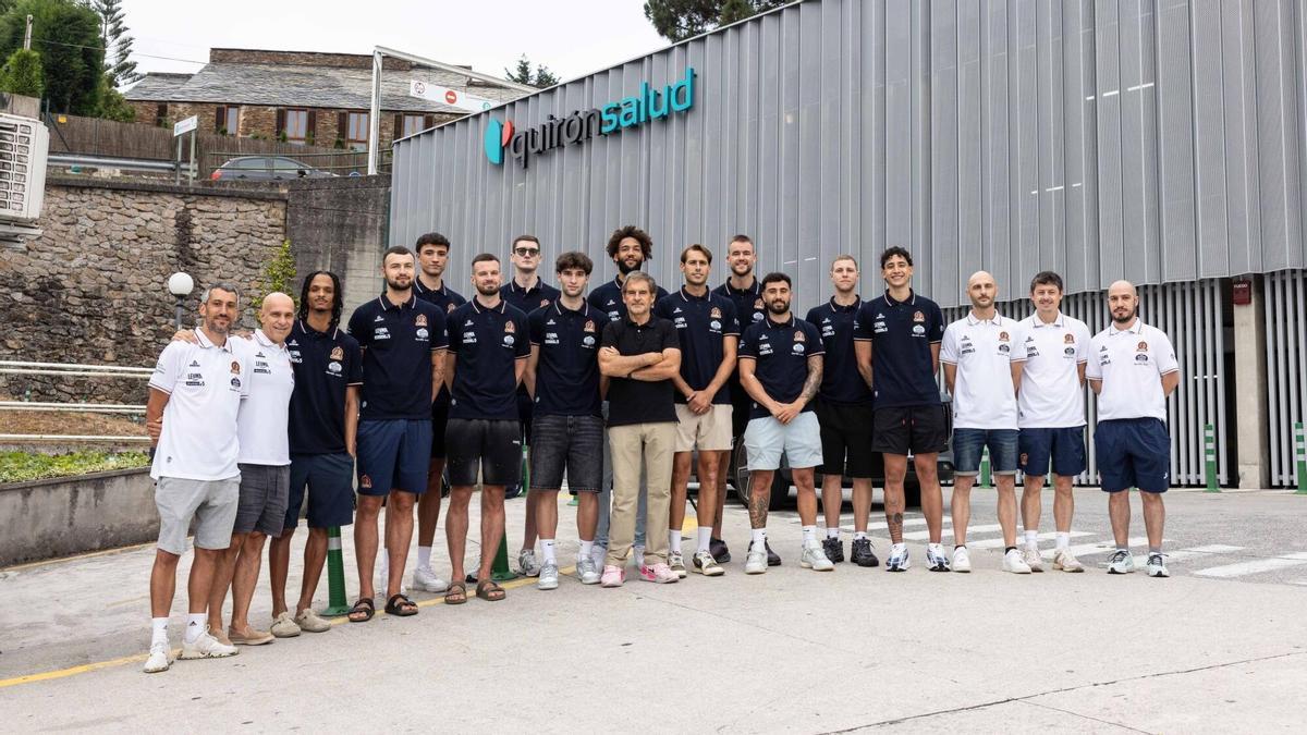 La plantilla y el cuerpo técnico del Leyma Coruña, en el reconocimiento médico de inicio de la pretemporada