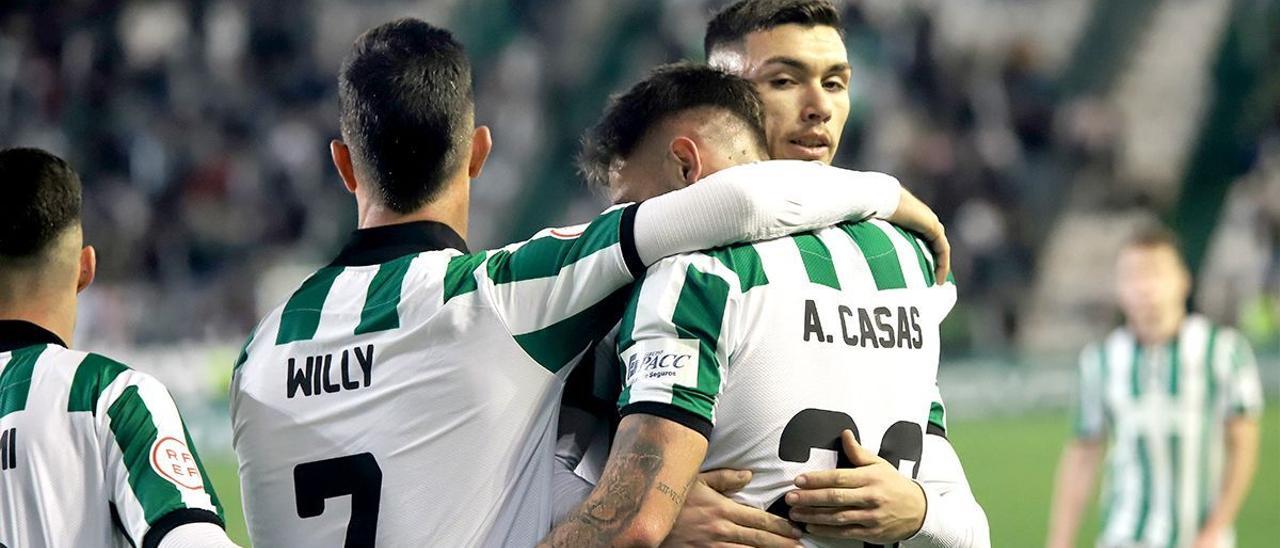 Antonio Casas, Adrián Fuentes, Willy Ledesma y Luismi Redondo celebran un gol ante el Vélez en El Arcángel.