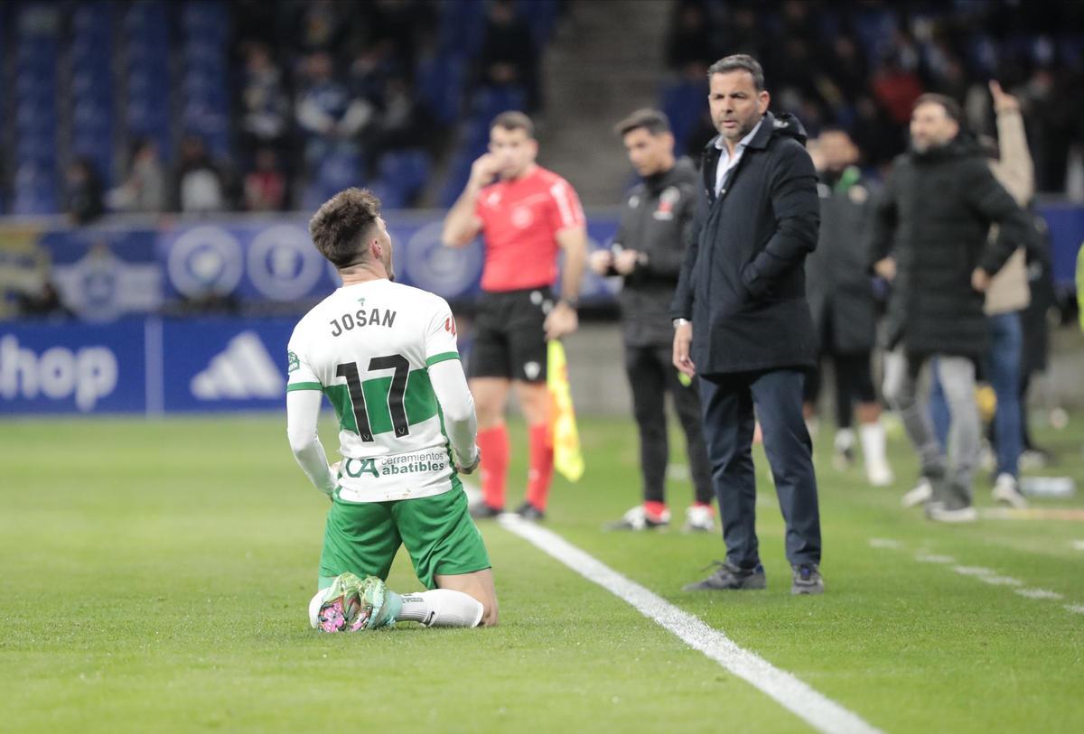 Josan celebra el 0-1 en el Carlos Tartiere ante la mirada de Calleja.