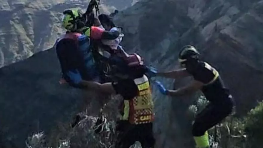 Rescatan a una niña de 12 años tras caer de cuatro metros en un barranco de Veneguera