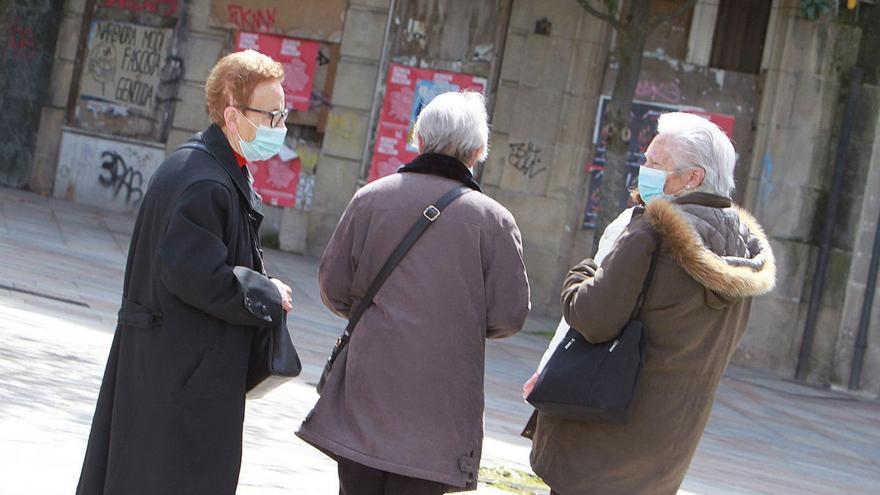 Tres jubiladas charlas en una calle. |   // IÑAKI OSORIO