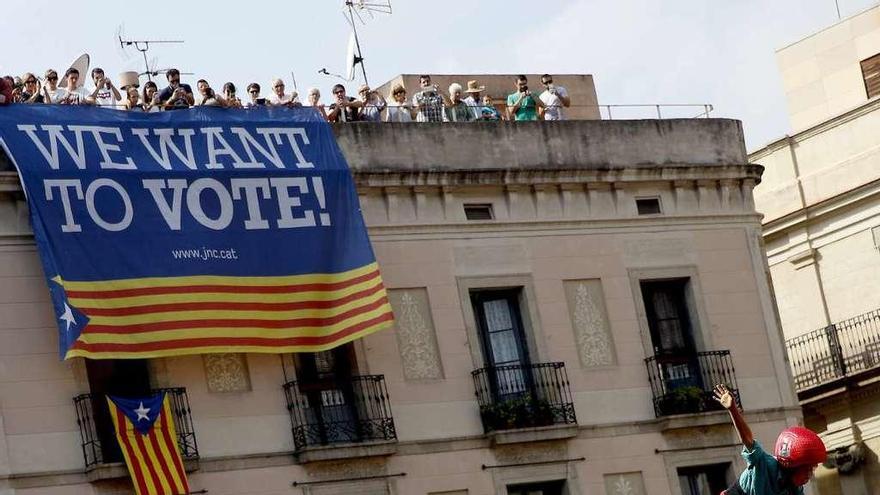 Fiesta y protesta en Barcelona  |  Las movilizaciones en defensa de la consulta independentista tuvieron ayer un aire festivo en Barcelona, que celebra a la Mercé, su patrona, y las reivindicaciones se mezclaron con el Folclore. En la foto, la colla Castellers de Vilafranca levanta una &quot;torre de nou&quot; en la plaza de Sant Jaume de Barcelona frente a una gran pancarta.