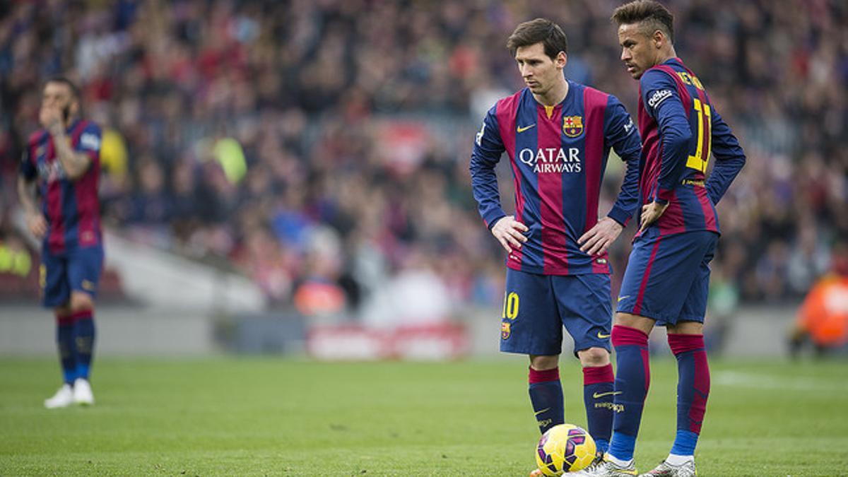 Messi y Neymar, antes del lanzamiento de una falta, el sábado en el Camp Nou, en el partido contra el Málaga