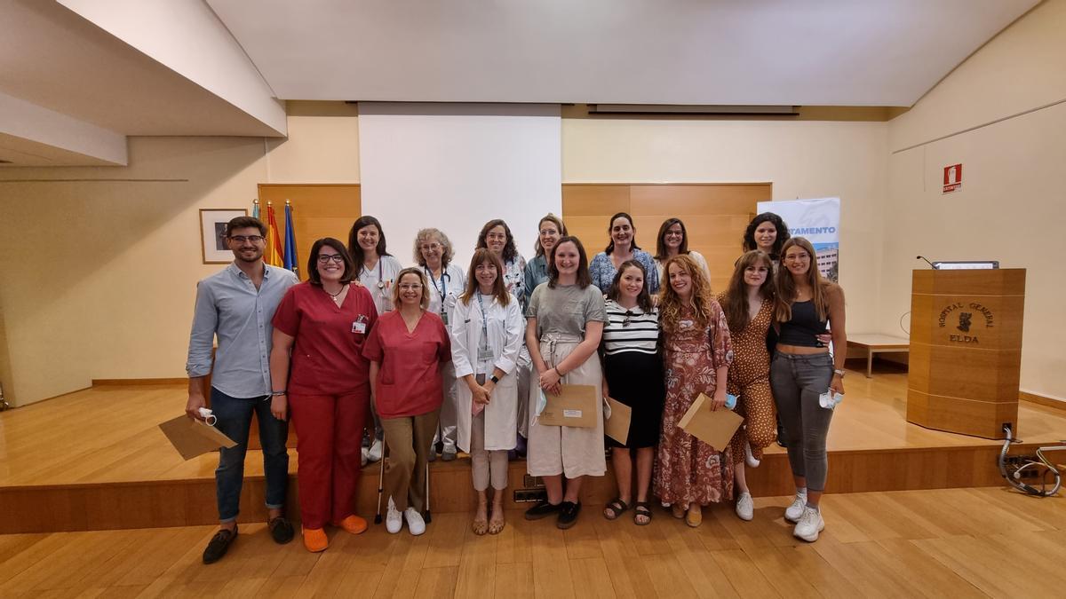 Los residentes que finalizan su formación práctica en el Departamento de Salud de Elda, junto a la directora médica Juana Requena.