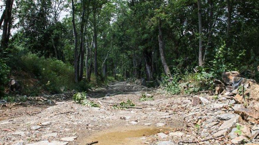 Les pèrdues i fuites del rec de Sant Pere són una dels causes del mal estat del camí d&#039;Iravals