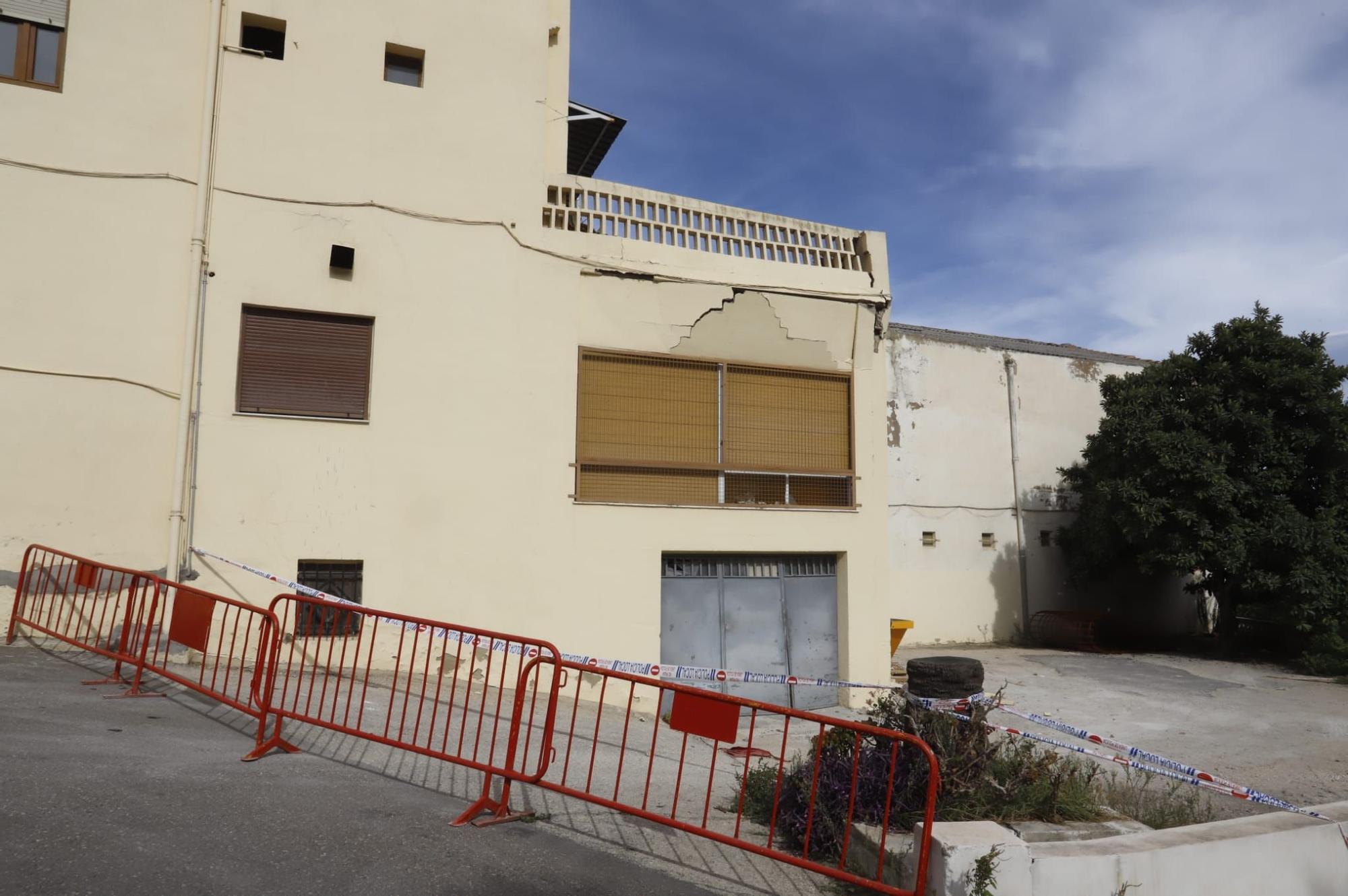 Precintan las inmediaciones de la casa derrumbada en Ontinyent