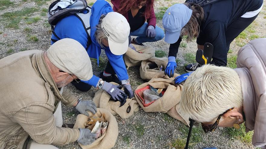 Platges Netes recull 19 quilograms de brossa a la platja del Port de Llançà