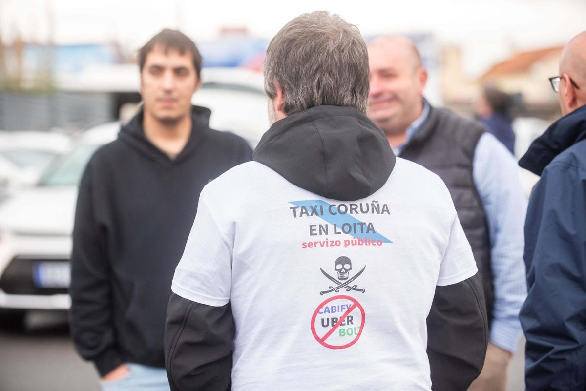 Los taxistas de A Coruña cortan Alfonso Molina y protestan en María Pita contra los VTC