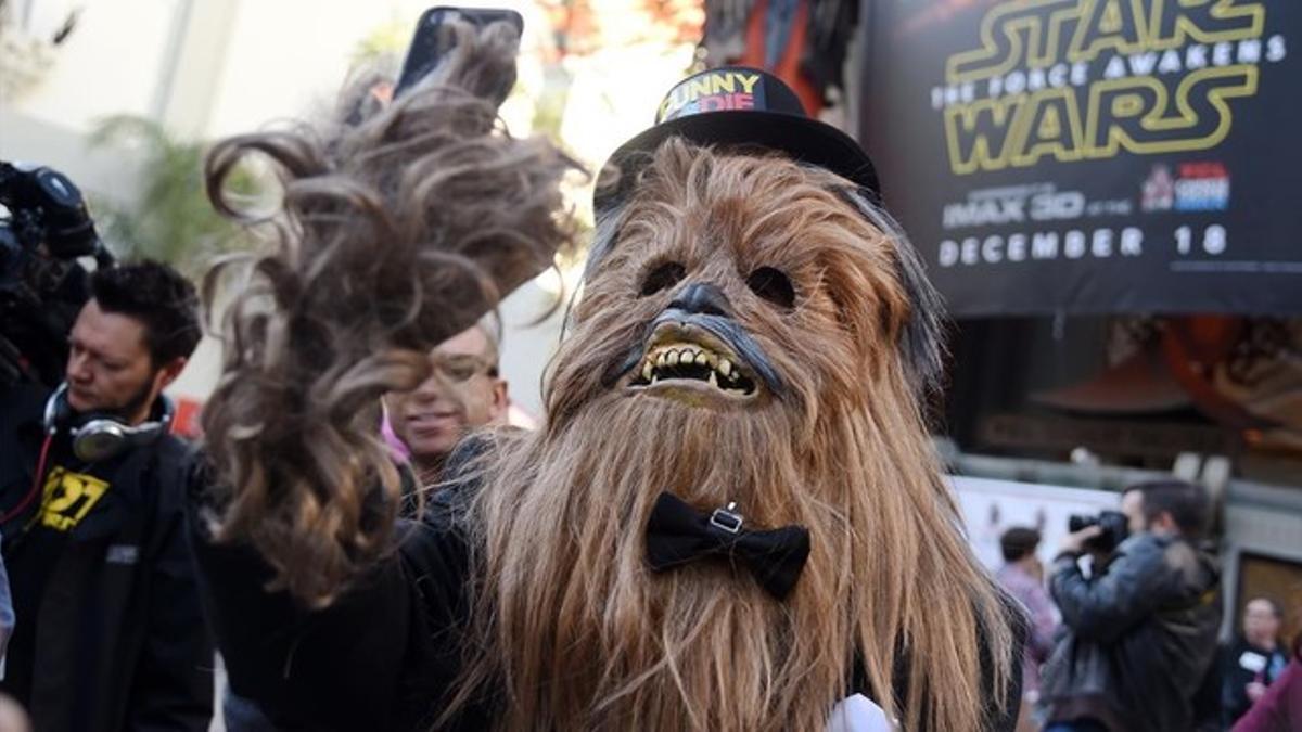 Un fan disfrazado de Chewbacca, a la puerta del TCL Chinese Theatre de Hollywood.