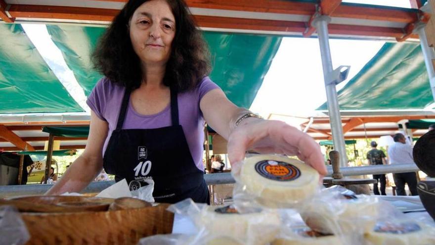 Cristina Cubillas coloca las piezas de queso en su expositor.