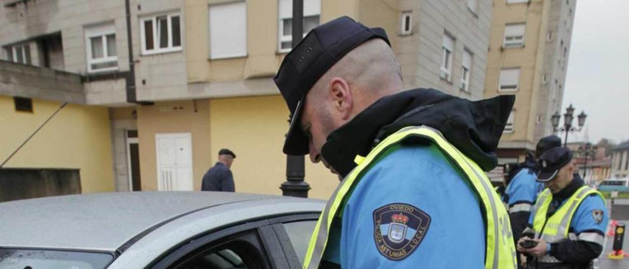 Un conductor sopla en un control de alcoholemia de la Policía Local, en una imagen de archivo.