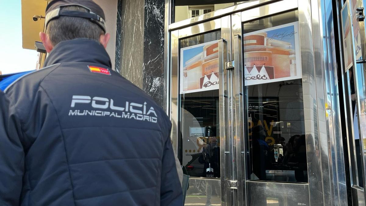 La Policía Municipal acompaña a funcionarios del Ayuntamiento de Madrid para precintar Teatro Barceló.