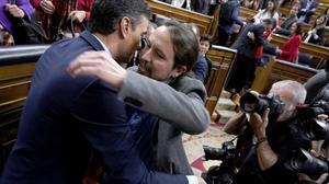 Pablo Iglesias, saludando a Pedro Sánchez tras la investidura.
