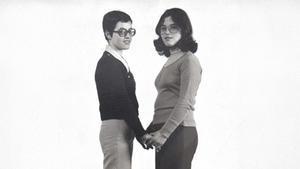 Teresa Álvarez Núñez (derecha), junto a su hermana gemela, quien sufrió leucemia y falleció a causa de la enfermedad, hace ahora 50 años.